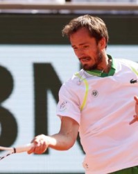 足球直播-法网首轮不敌巴西“刺客” 梅总红土蜜月期提前结束